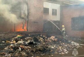 Пожар на складе полиэтилена тушат сотрудники МЧС в Краснодаре