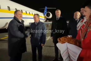 Дороги перекрыты: в аэропорту Краснодара встречали премьер-министра Беларуси Романа Головченко 
