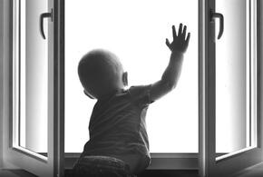 Двухлетний малыш выпал из окна на Западном обходе в Краснодаре
