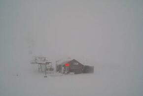 Горы сочинского курорта «Роза Хутор» замело снегом, а ниже идут дожди