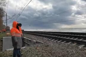 На пути к Сочи восстановили один из железнодорожных путей, задерживается 27 поездов