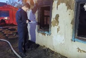От сгоревшего дома на Кубани, где погибла многодетная семья, остались лишь обугленные развалины