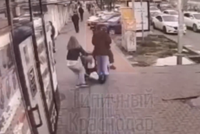 Подростки на самокате в центре Краснодара сбили коляску с годовалым малышом