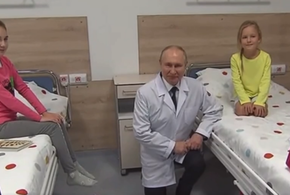 Путин встал на колено для фото с детьми