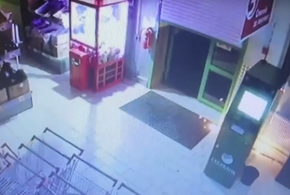 В Краснодарском крае налетчики в плащах и балаклавах подожгли банкомат в «Пятерочке» 