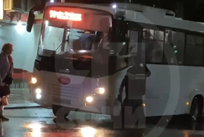 В Сочи неадекват с лопатой напал на автобус