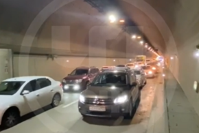 Авария с пятью автомобилями в тоннеле в Сочи парализовала движение 