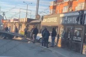 Автомобиль влетел в киоск с кофе на остановке общественного транспорта под Краснодаром