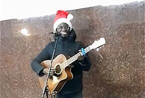 Чернокожий Дед Мороз даёт концерты в Новороссийске