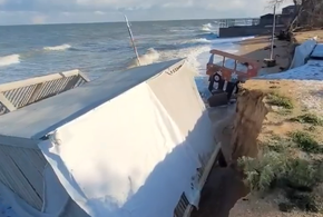 Море разрушило пляж в Голубицкой на Кубани