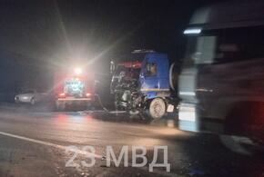 Пять человек погибли на Кубани в ДТП микроавтобуса с двумя грузовиками