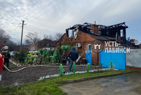 В Усть -Лабинске загорелся дом рядом с местной достопримечательностью, «сказочным садиком»