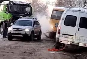 Автобус со школьниками застрял в глубокой яме в Краснодаре