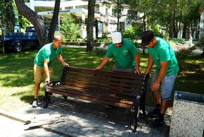Мэр Геленджика и его команда меняют распиаренные скамейки на новые