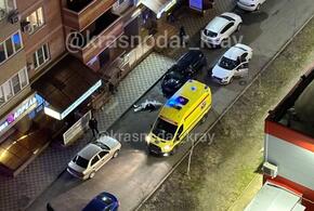 Молодой парень выпал из окна прямо на машину в Краснодаре