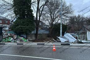 Разгребать тонны мусора: на Кубани перевернувшийся грузовик вывалил тонны отходов во дворы частных домов