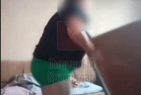С каменным лицом: полиция в Краснодаре ищет женщину, выбросившую из окна 9-го этажа диван на игравших внизу детей