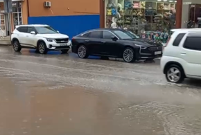 Улица Промышленная в Анапе оказалась под водой после дождя