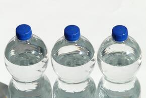 В бутилированной воде обнаружили большую дозу опасного пластика 