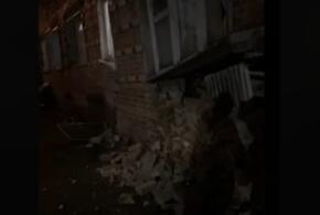 В центре Ростова-на-Дону обрушилась стена в жилой пятиэтажке, на месте работают спасатели