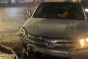  В Краснодаре автомобиль врезался в здание бизнес-центра на улице Северной