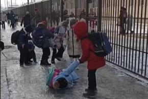 Ждут пока растает: тротуары рядом с крупнейшей школой Краснодара полностью покрыты льдом