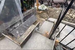 Десятки могил на самом большом в Сочи Барановском кладбище  снесены в овраг оползнем