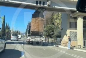 Невозможное - возможно: грузовик в Сочи сумел застрять под мостом, считавшимся полностью безопасным для машин