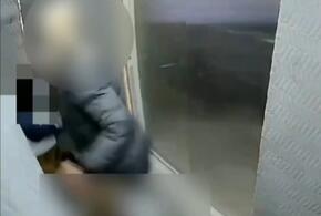 Полиция в Краснодаре установила личность женщины, избившей ребенка в лифте