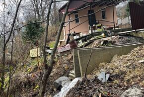 Ползет на глазах: в селе Каштаны в Сочи после незаконной стройки оползень угрожает домам местных жителей