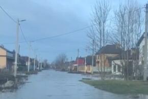 Улица в поселке Знаменском в Краснодаре затоплена уже месяц