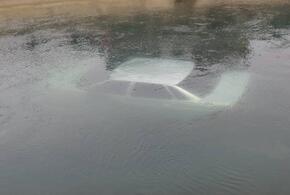 «Сразу искусственное дыхание!»: в Дагестане машина с детьми упала в канал, на помощь в ледяную воду бросились прохожие