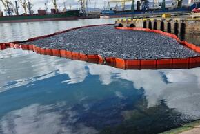 В порту Новороссийска с иностранного судна в море попало 40 тонн нефти