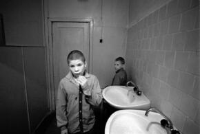 В школьный туалет в Краснодаре поставили видеокамеру, мнения родителей разделились