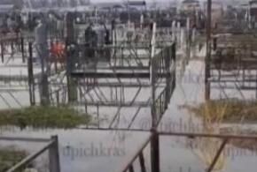 «Вода появляется снова»: в мэрии Краснодара странно прокомментировали затопление могил на кладбище в хуторе Ленина