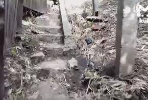 Не ловит GPS: чиновники в Сочи «объяснили», почему не получается отремонтировать разрушенную лестницу