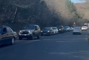 Несколько сотен автомобилистов застряли в пробке по дороге в Туапсе