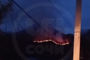 В  Лазаревском районе Сочи начался лесной пожар 