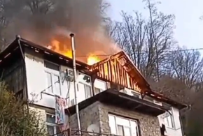 В Сочи огонь охватил жилой дом