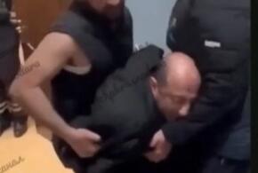 В Сочи задержанный решил подставить полицейских, из всех сил ударившись головой о стену
