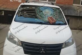 Неадекваты в Краснодаре сбросили кирпич на Mitsubishi