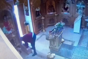 Пожилой мужчина украл деньги из храма