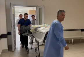 Семью с маленькими детьми, пострадавшую в пожаре, перевезли из сочинской больницы в Краснодар