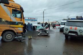В Краснодарском крае грузовик расплющил машину скорой помощи, два человека погибли, трое - получили травмы