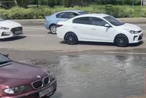 Фонтан канализационных вод пробил асфальт в Краснодаре
