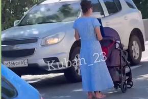 Горе-мать в Сочи в самую жару с ребёнком в коляске попрошайничает на трассе