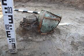 Погребальный инвентарь, сосуды из бронзы и древнее оружие нашли археологи на Кубани