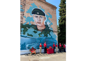 Портрет погибшего участника СВО нарисовали на стене школы в Краснодаре