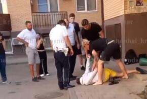 В Краснодаре неадекват напал на женщину и пытался затащить ее в свою квартиру