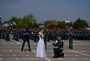 В Краснодаре выпускник военного училища сделал предложение своей возлюбленной на торжестве после вальса